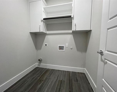 2417 N Winnetka Avenue - Photo Thumbnail 8