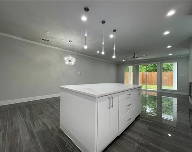 2417 N Winnetka Avenue - Photo Thumbnail 7