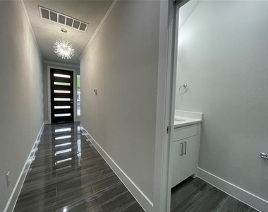 2417 N Winnetka Avenue - Photo Thumbnail 1