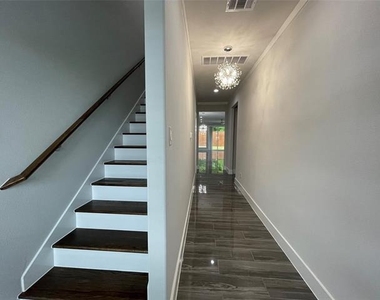 2417 N Winnetka Avenue - Photo Thumbnail 9