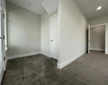 2417 N Winnetka Avenue - Photo Thumbnail 18