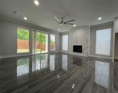 2417 N Winnetka Avenue - Photo Thumbnail 3