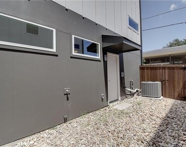 2310 N Carroll Avenue - Photo Thumbnail 4