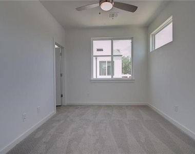 2310 N Carroll Avenue - Photo Thumbnail 16