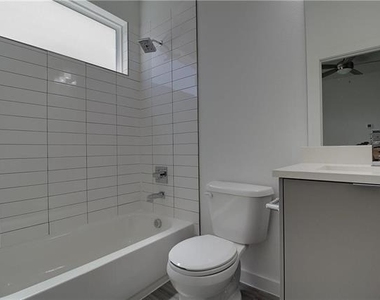 2310 N Carroll Avenue - Photo Thumbnail 3