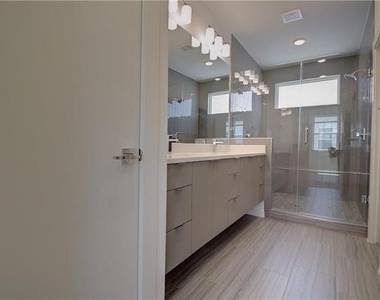 2310 N Carroll Avenue - Photo Thumbnail 13