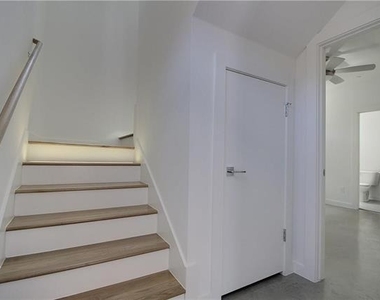 2310 N Carroll Avenue - Photo Thumbnail 5