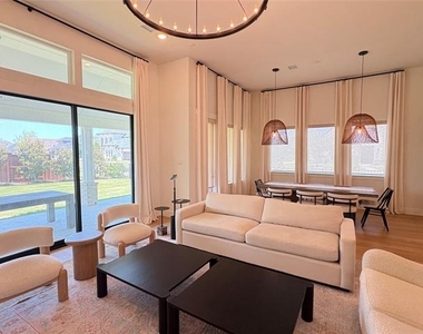 1451 Maplewood Drive - Photo Thumbnail 13