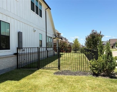 1451 Maplewood Drive - Photo Thumbnail 2