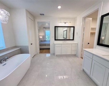 1451 Maplewood Drive - Photo Thumbnail 17