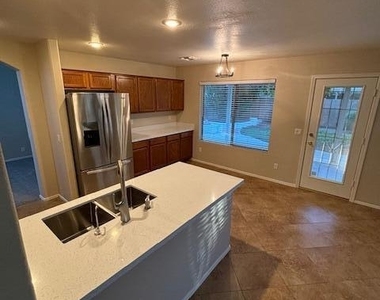 418 W Calle Monte Vista - Photo Thumbnail 5