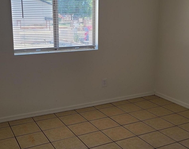 6111 W Cambridge Avenue - Photo Thumbnail 10