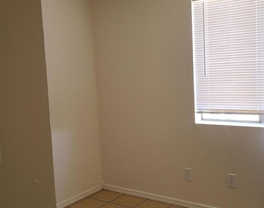 6111 W Cambridge Avenue - Photo Thumbnail 12