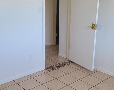 6111 W Cambridge Avenue - Photo Thumbnail 11