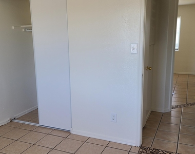 6111 W Cambridge Avenue - Photo Thumbnail 9