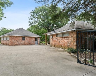 2413 Taylor Street - Photo Thumbnail 20