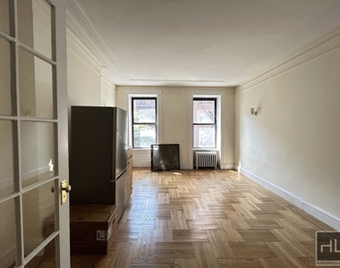 East 89 Street - Photo Thumbnail 2