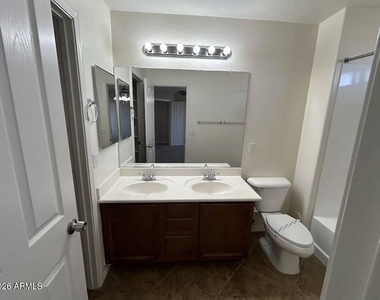 6707 W Desert Ln Way - Photo Thumbnail 7