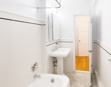 East 56 Street - Photo Thumbnail 4