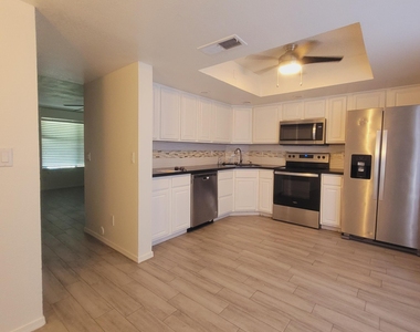 19601 N 7th Street - Photo Thumbnail 4