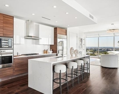 7901 Windrose Avenue - Photo Thumbnail 10