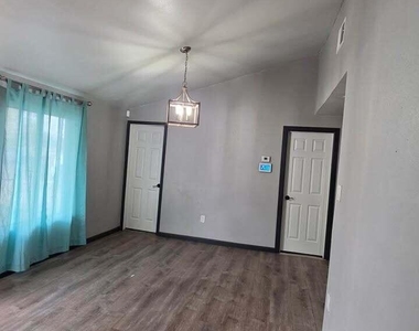 3318 W Madison Street - Photo Thumbnail 6