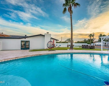 12216 N 65th Street - Photo Thumbnail 1