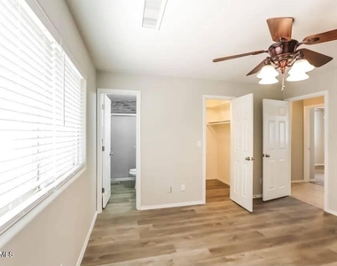 401 E Fremont Dr, Drive - Photo Thumbnail 3