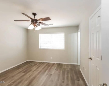401 E Fremont Dr, Drive - Photo Thumbnail 4