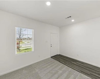 1871 Lockhart Street - Photo Thumbnail 1
