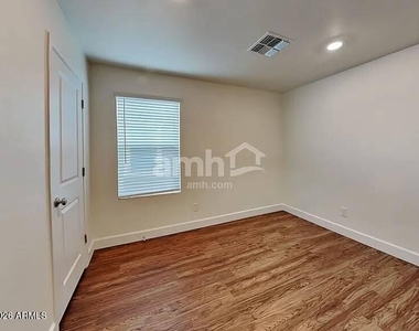 678 W Laredo Avenue - Photo Thumbnail 10