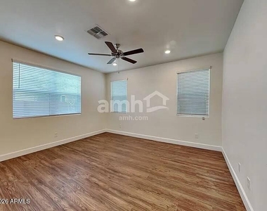 678 W Laredo Avenue - Photo Thumbnail 2