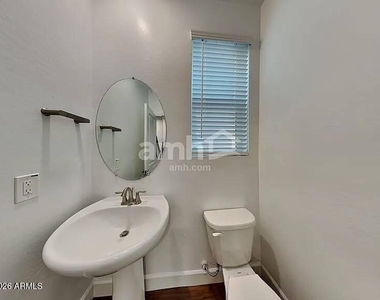 678 W Laredo Avenue - Photo Thumbnail 4