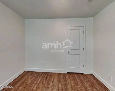 678 W Laredo Avenue - Photo Thumbnail 12
