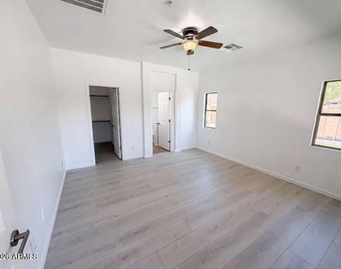 934 E Overlin Lane Drive - Photo Thumbnail 6