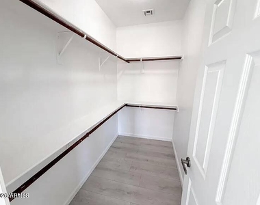 934 E Overlin Lane Drive - Photo Thumbnail 9