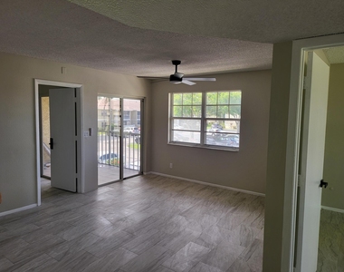 1562 Se Royal Green Circle - Photo Thumbnail 2