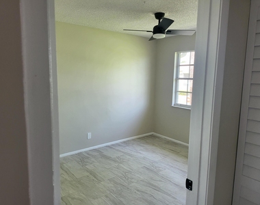 1562 Se Royal Green Circle - Photo Thumbnail 4