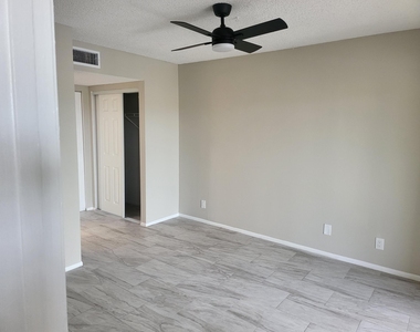 1562 Se Royal Green Circle - Photo Thumbnail 10