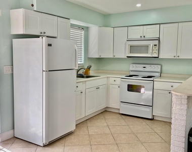 720 Se 15th Street - Photo Thumbnail 2