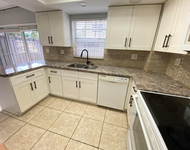 12366 Sw 51st Place - Photo Thumbnail 6
