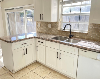12366 Sw 51st Place - Photo Thumbnail 5