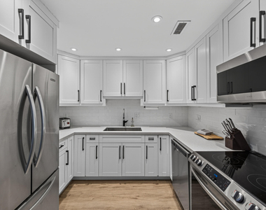 6515 Bay Club Drive - Photo Thumbnail 24