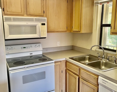 2470 Se Garden Terrace - Photo Thumbnail 6