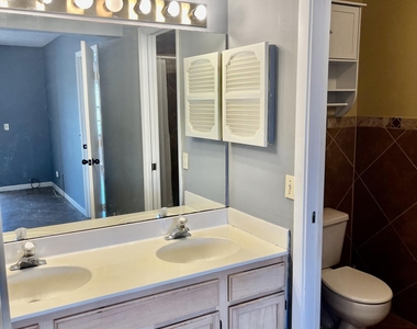 2470 Se Garden Terrace - Photo Thumbnail 12