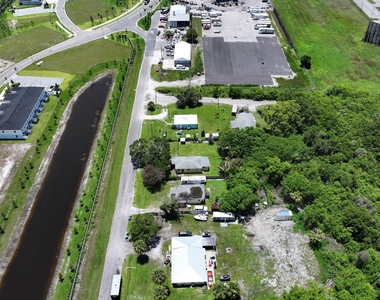 310 Dickson Drive - Photo Thumbnail 3