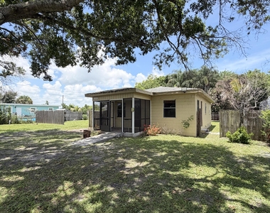310 Dickson Drive - Photo Thumbnail 4