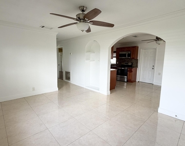 310 Dickson Drive - Photo Thumbnail 8