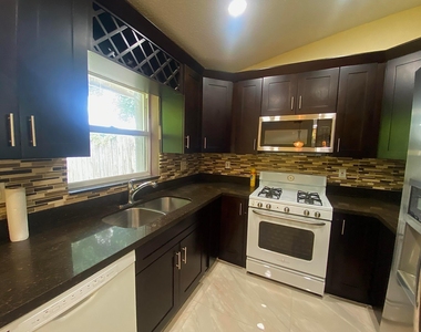 5314 Blueberry Hill Avenue - Photo Thumbnail 4