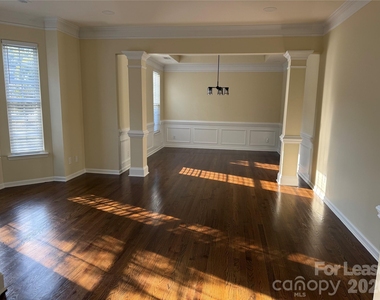 10822 Chamberlain Hall Court - Photo Thumbnail 20